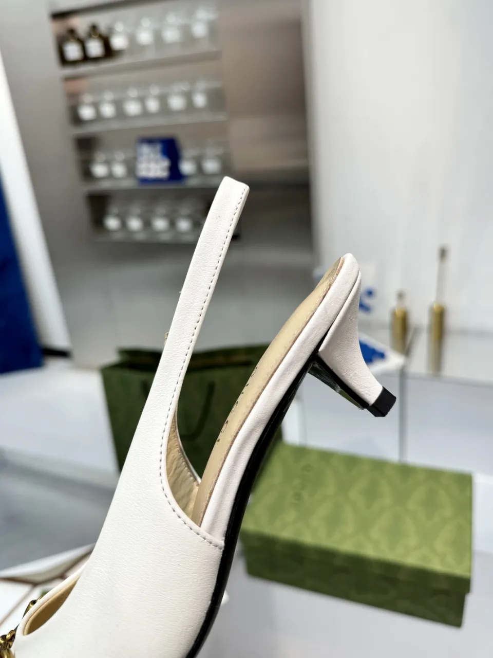 👟👟Ex-factory price 440👟👟 (genuine leather sole +40) Gucci Original GG canvas adds dazzling essence to these slingback pumps. Brown leather piping and light gold-toned hardware are complemented by beige and brown graphics. The pointed toe, elasticated straps and low heel all work together to create a comfortable fit. Upper: Made of first-layer imported patent cowhide/sheepskin lining. Outsole: rubber non-slip outsole/genuine leather outsole. Size: 35-42 (34/41 42 customized, non-refundable)